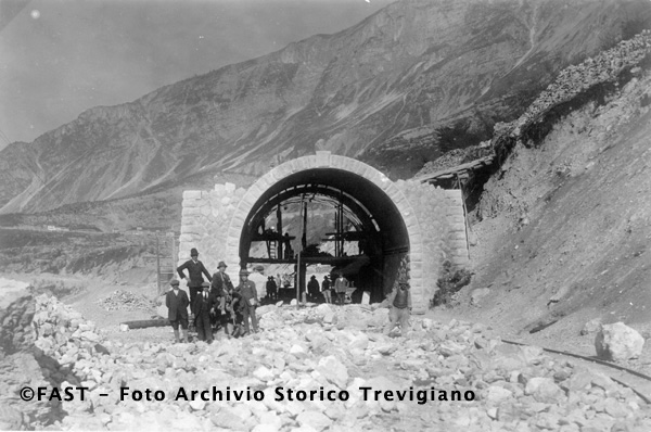 Vittorio Veneto, lavori di costruzione della ferrovia Vittorio Veneto Ponte nelle Alpi